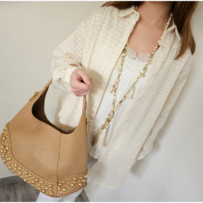 Sac à  main beige clouté