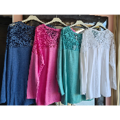 Pull rose, dos en dentelle
