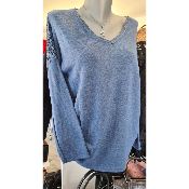 Pull bleu, dos en dentelle
