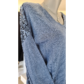 Pull bleu, dos en dentelle