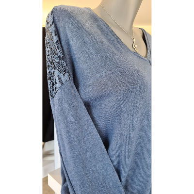 Pull bleu, dos en dentelle